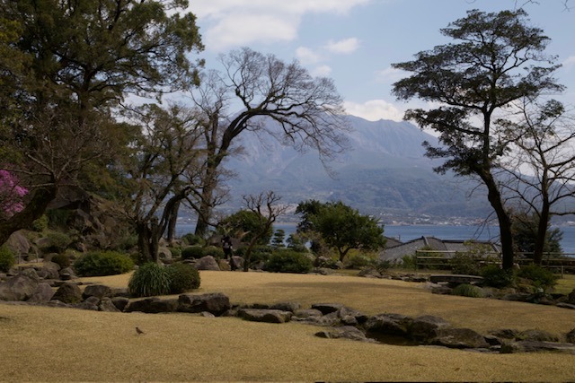 Japonská zahrada s výhledem na sopku