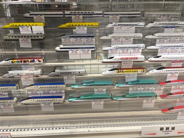 Vitrína s modely šinkanzenů