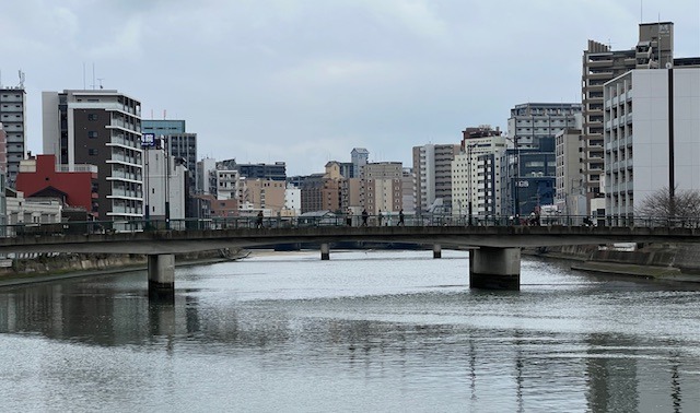 Most přes řeku ve Fukuoce