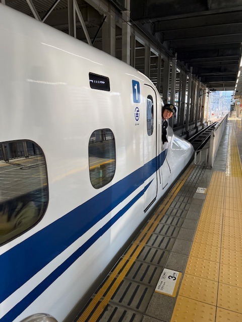 Průvodčí v šinkansenu