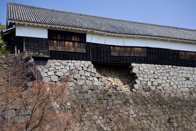 Poškozená hradní zeď po zemětřesení