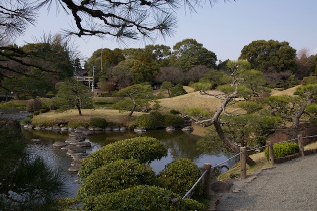 Kameny a jezírko v zahradě Suizenji