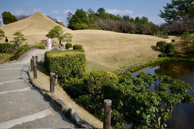 Paní v kimonu v zahradě Suizenji