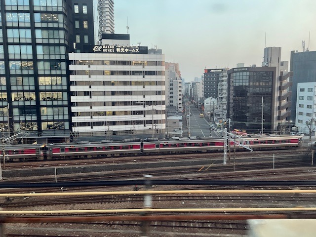 Městská zástavba z okna jedoucího vlaku