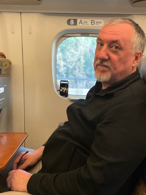 Petr v šinkansenu s rychlostí 294 km/h na displeji