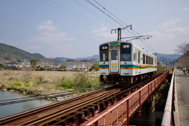 Lokální vlak přejíždějící most přes řeku