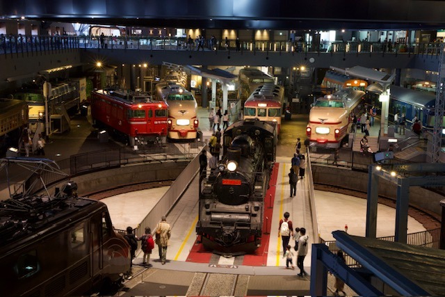 Hlavní hala muzea s mnoha vlaky a točnou