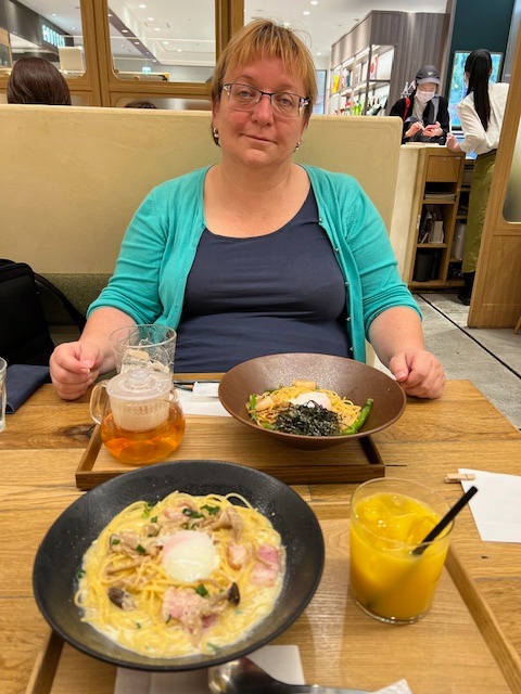 Katka s nudlemi k obědu