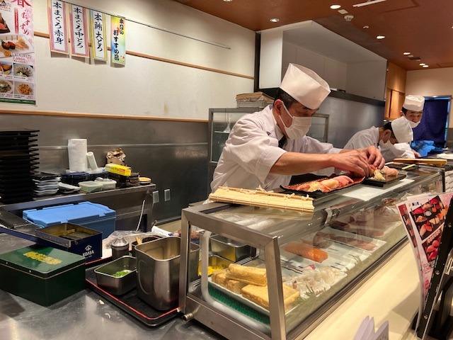 Kuchař připravující sushi