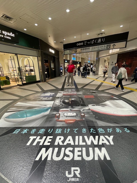 Petr na podlaze s motivem muzea železnice