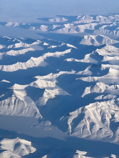Zasněžené hory Grónska z letadla