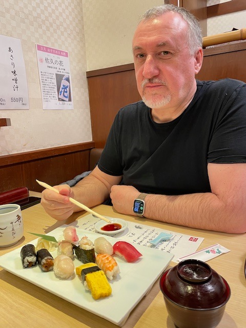 Talíř s čerstvým sushi