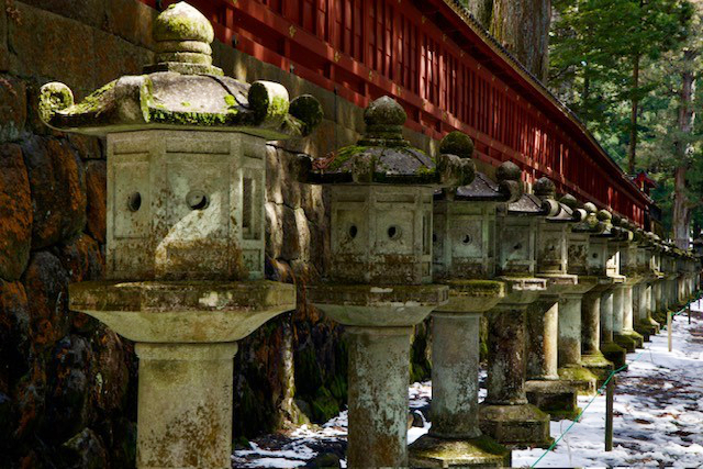 Řada kamenných luceren