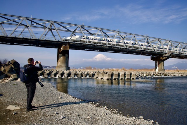 Petr fotograf u řeky