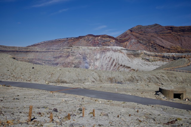 Kráter sopky Aso s kouřem