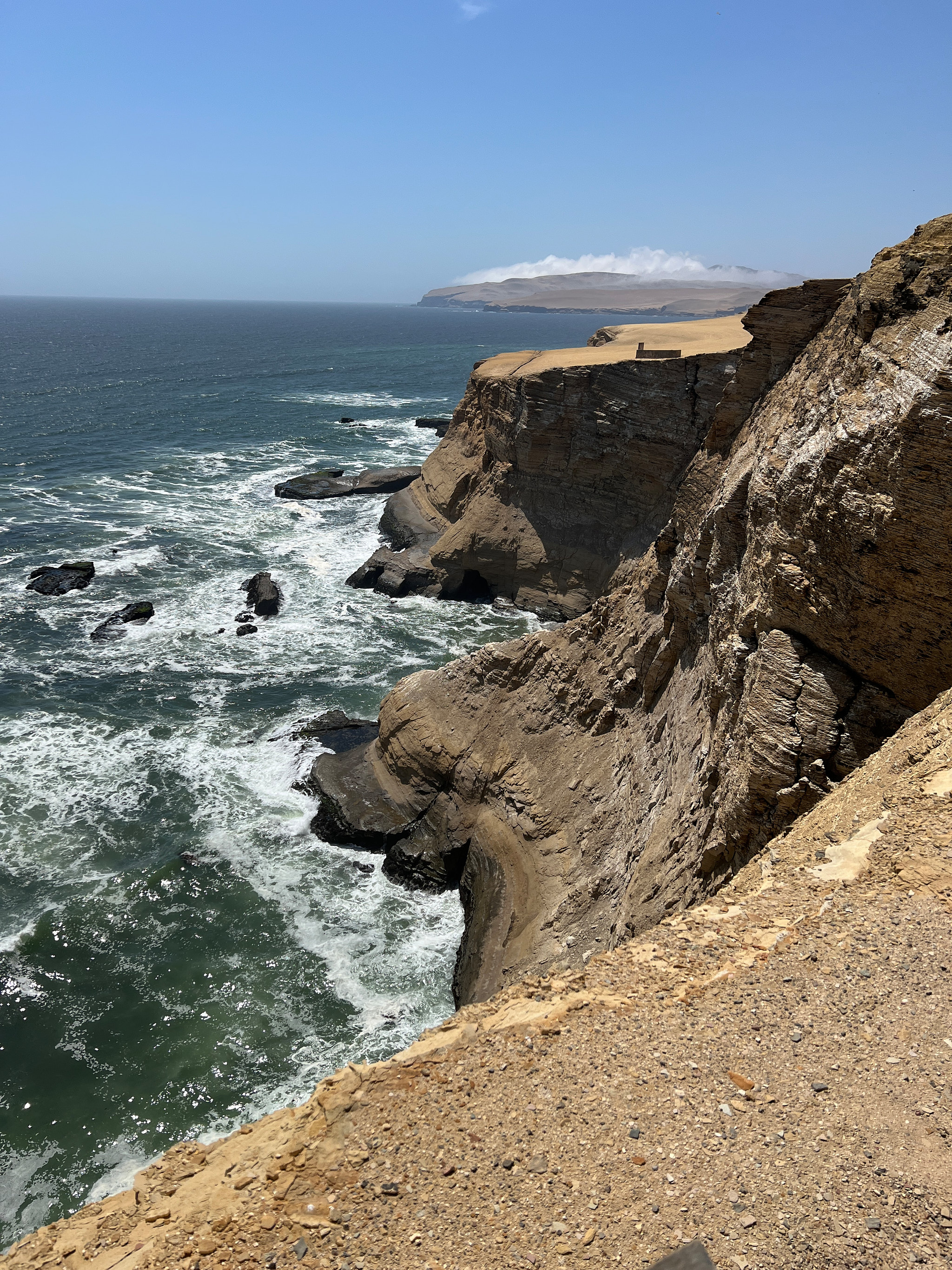 Skalní oblouk nad vlnami oceánu v rezervaci Paracas