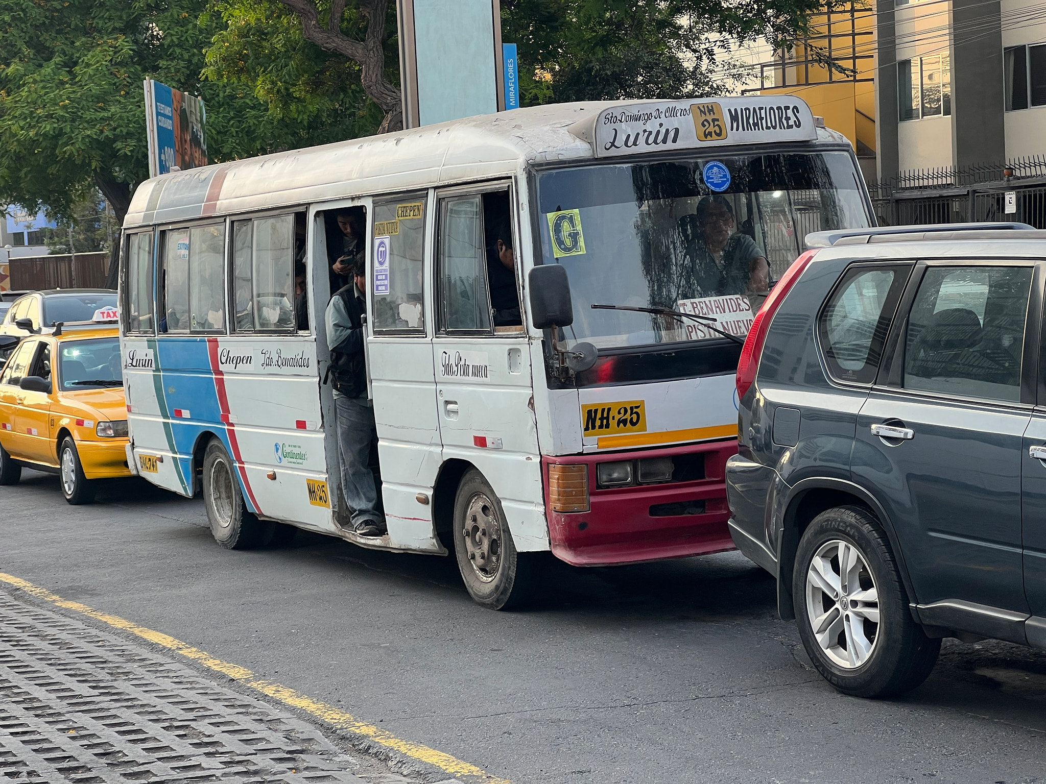 Limský dopravní kolaps – autobusy, auta a minibusy ucpávají dálnici při pohledu z nadjezdu