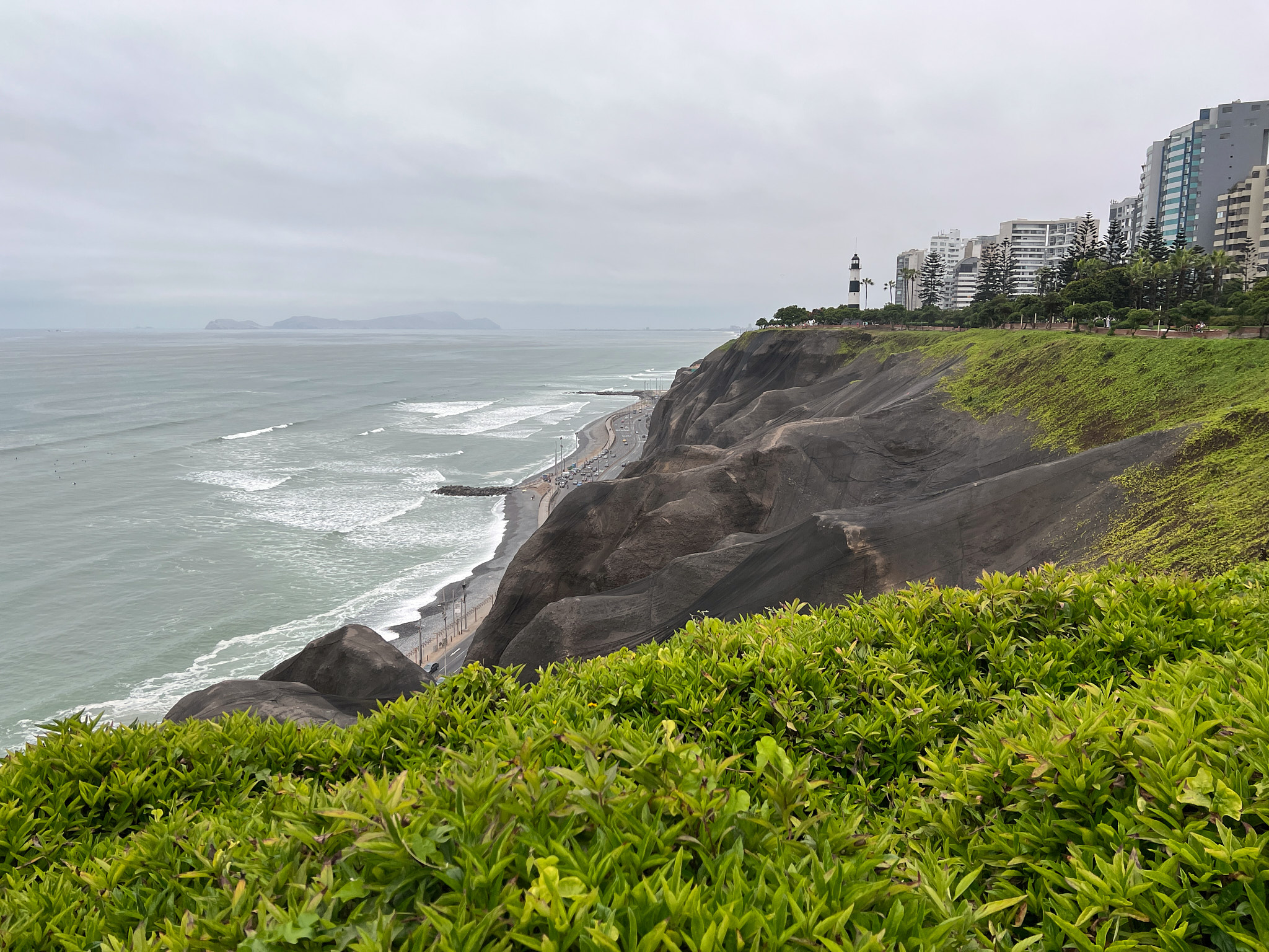 Výhled z promenády Miraflores na útesy, maják a Tichý oceán