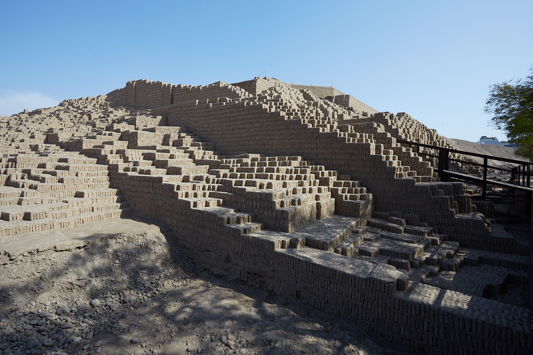 Celkový pohled na stupňovitou pyramidu Pucllana v Limě