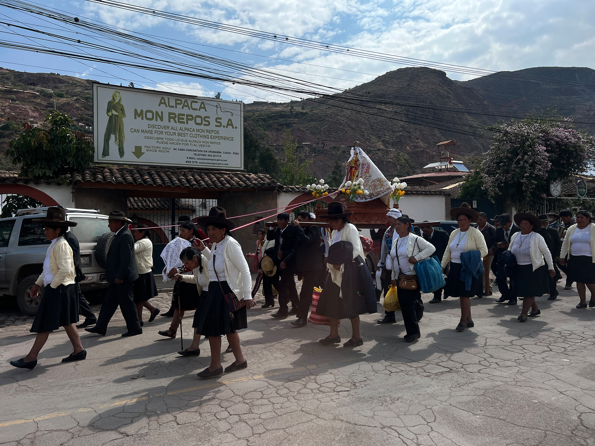 Průvod de la Virgen v Urubambě – lidé v tradičních krojích nesou sochu Panny Marie