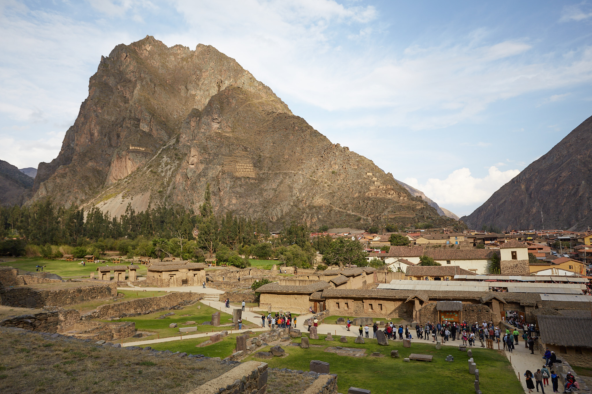 Celkový pohled na ruiny Ollantaytambo s tyčící se horou a vesnicí dole