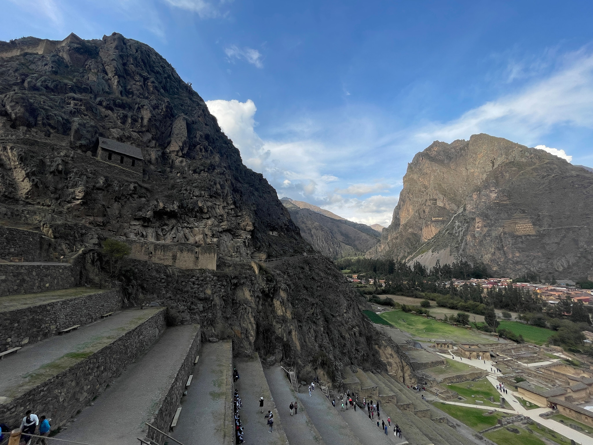 Pohled z horní části teras Ollantaytambo dolů na údolí a okolní hory
