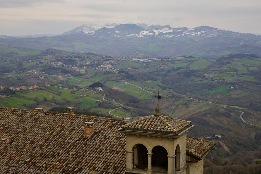 Střechy a výhled na západ