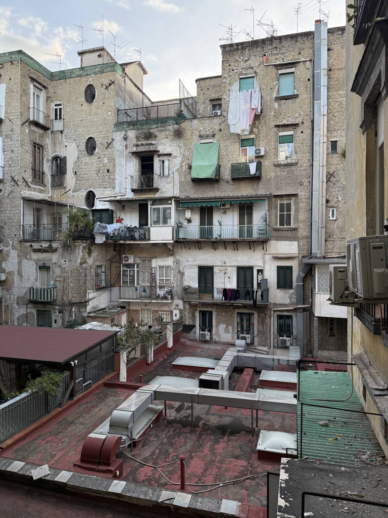 Výhled do vnitrobloku v Neapoli