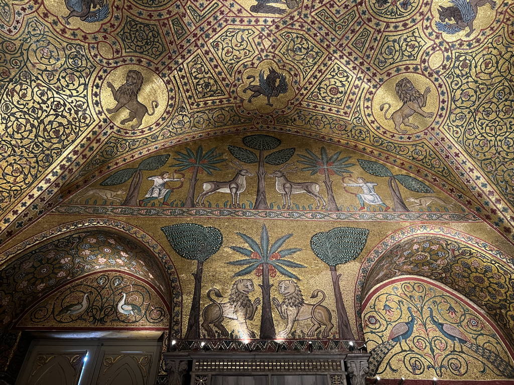 Zlaté mozaiky v Sala di Ruggero