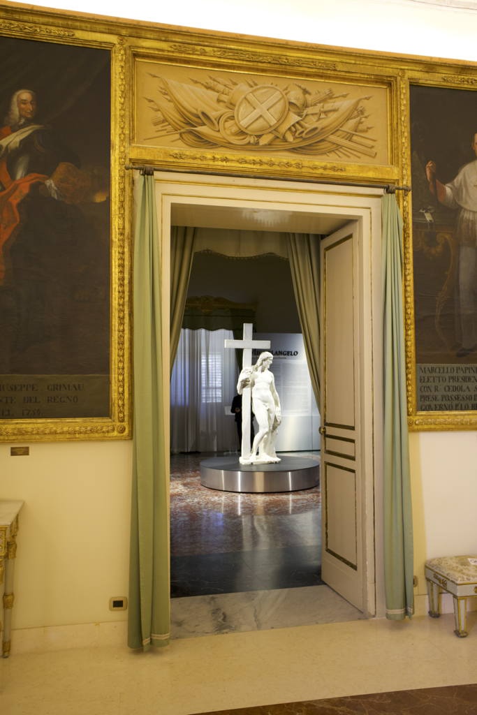 Michelangelova socha v komnatách paláce