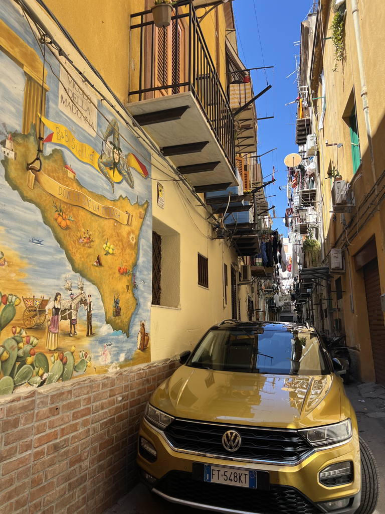 Malovaná mapa Sicílie v úzké uličce