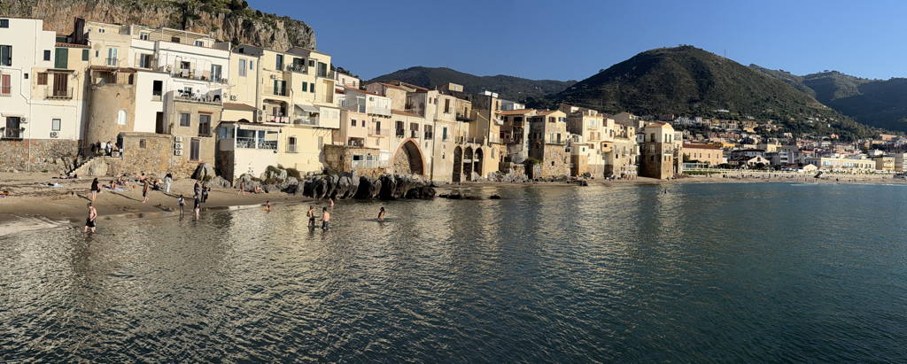 Podvečerní pláž v Cefalù