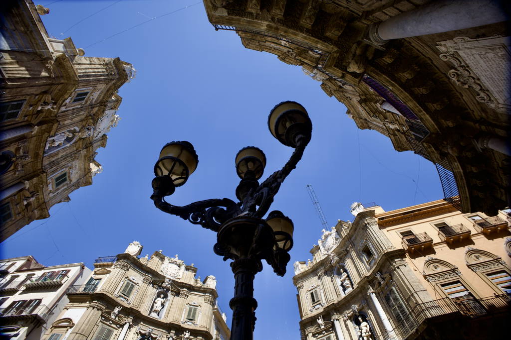 Pohled vzhůru na Quattro Canti