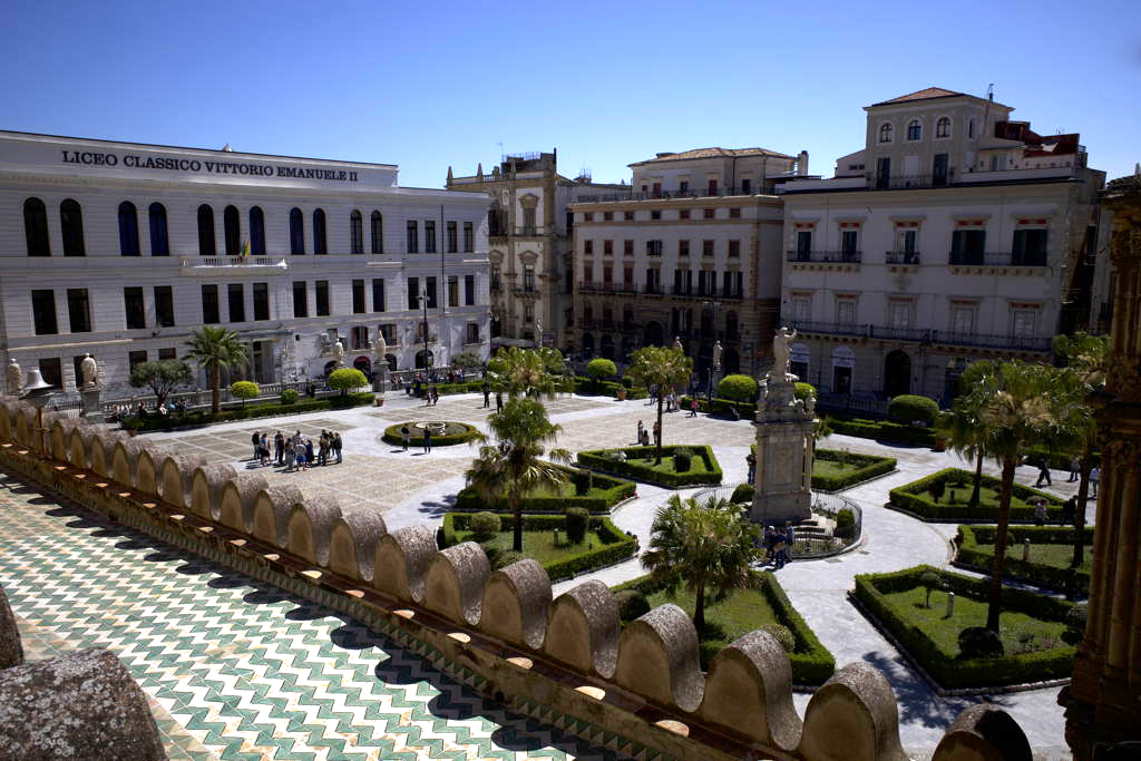 Výhled na Liceo Classico Vittorio Emanuele II ze střechy katedrály