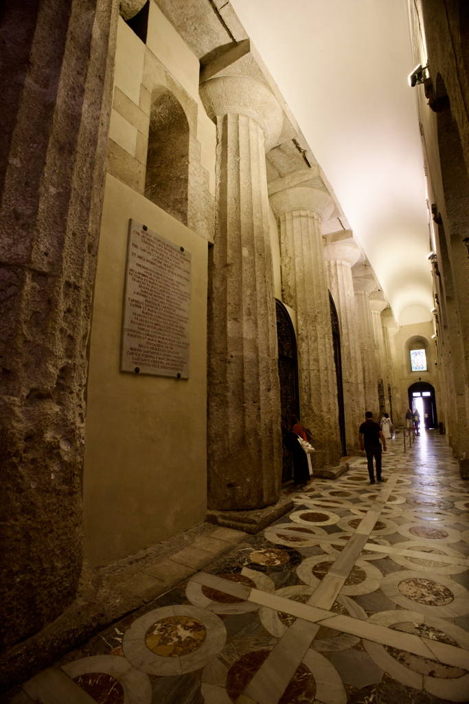 Zbytky řeckých sloupů v katedrále