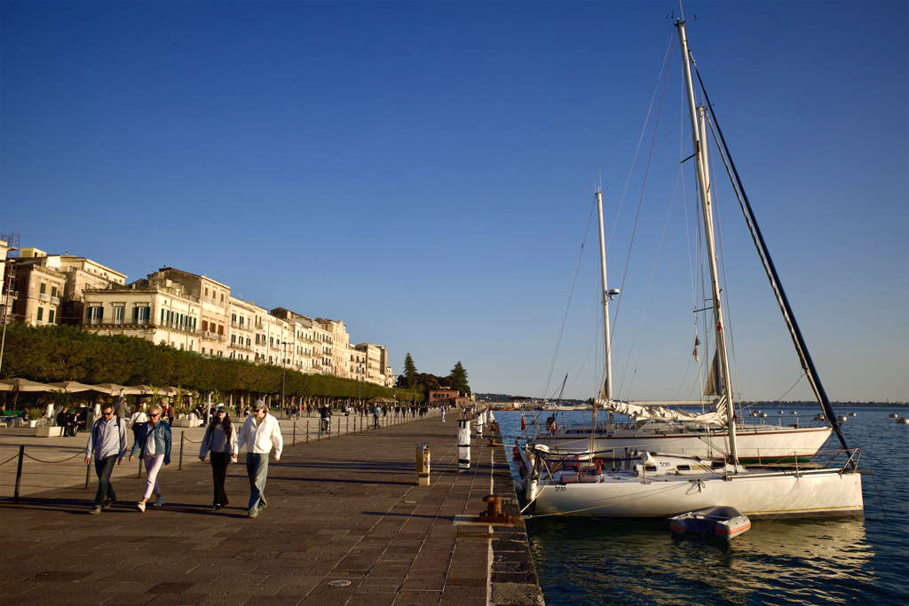 Promenáda při západu slunce