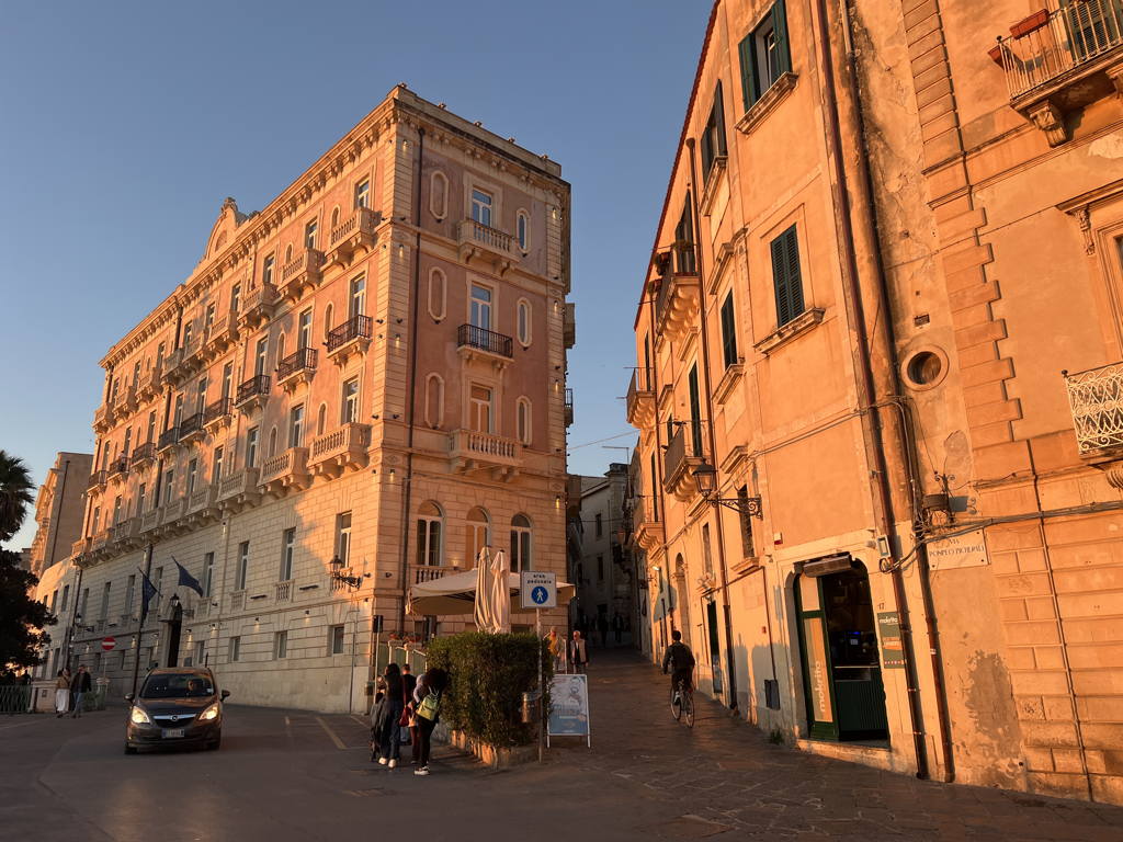 Zlatá hodinka v ulicích