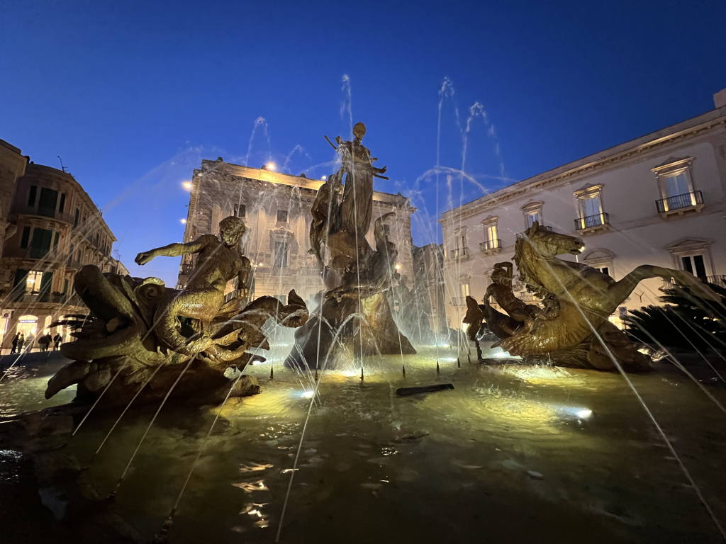 Artemidina fontána v noci