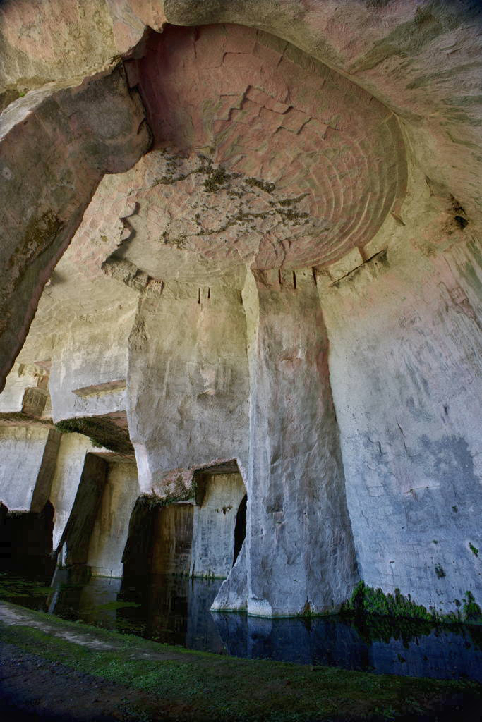 Jeskyně v kamenolomu