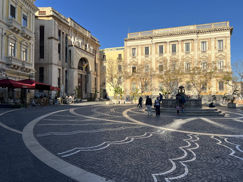 Náměstí Vincenzo Bellini s fontánou