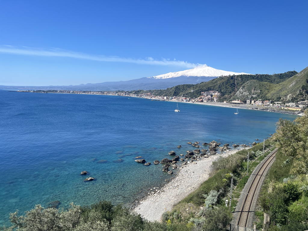 Pobřeží s Etnou v pozadí