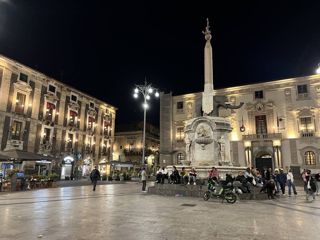 Sloní fontána na Piazza del Duomo