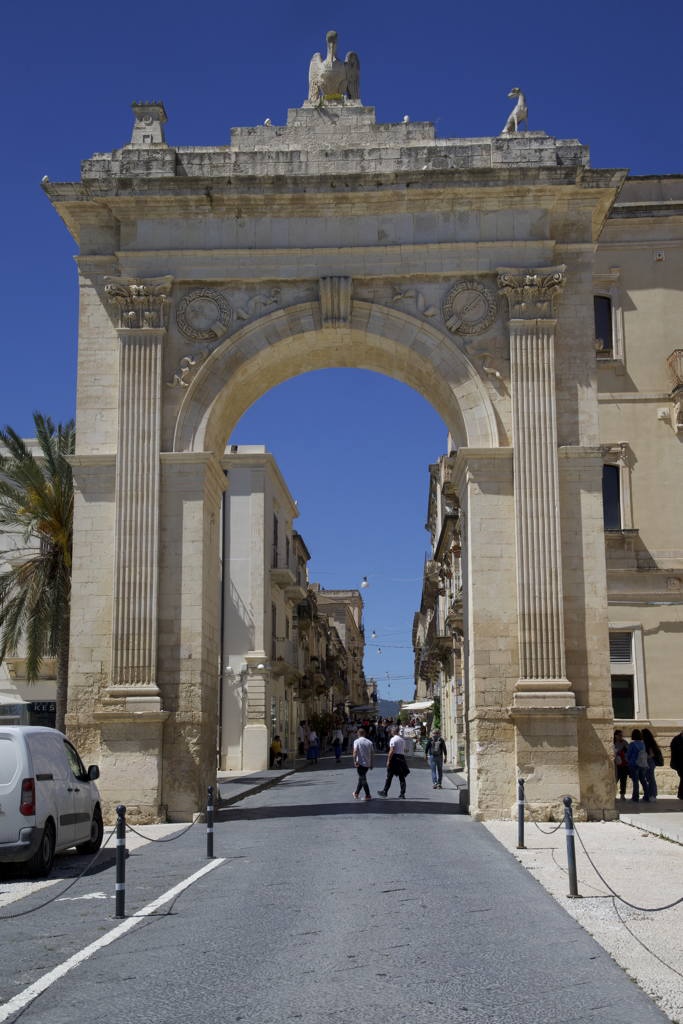 Vstupní brána do historického centra Noto