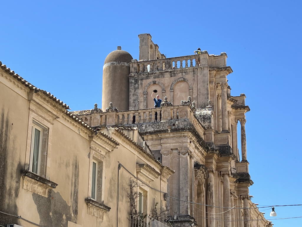 Výhled ze střechy kostela