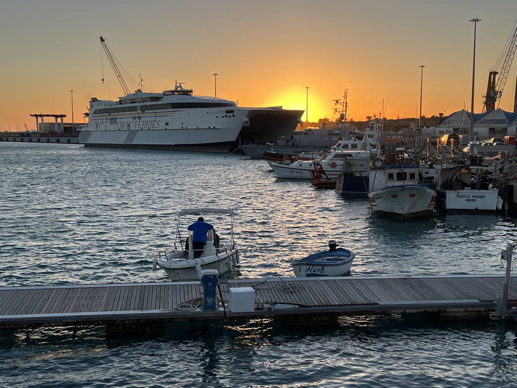 Trajekt při západu slunce v Pozzallu