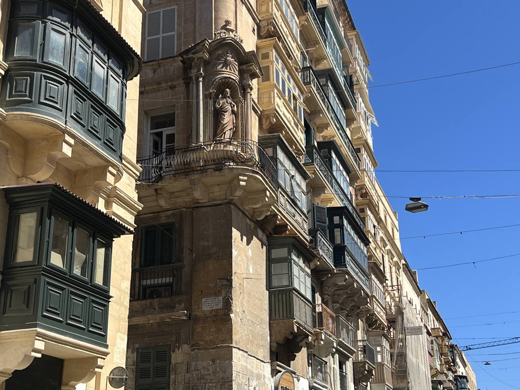 Zdobené nároží s balkony