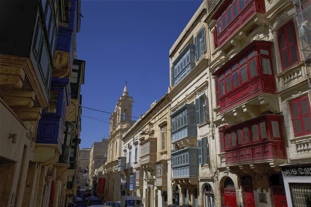 Barevné dřevěné balkony