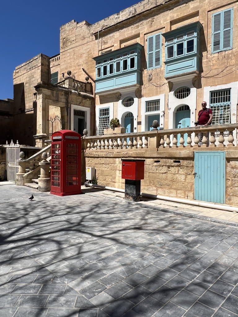 Tradiční červená telefonní budka