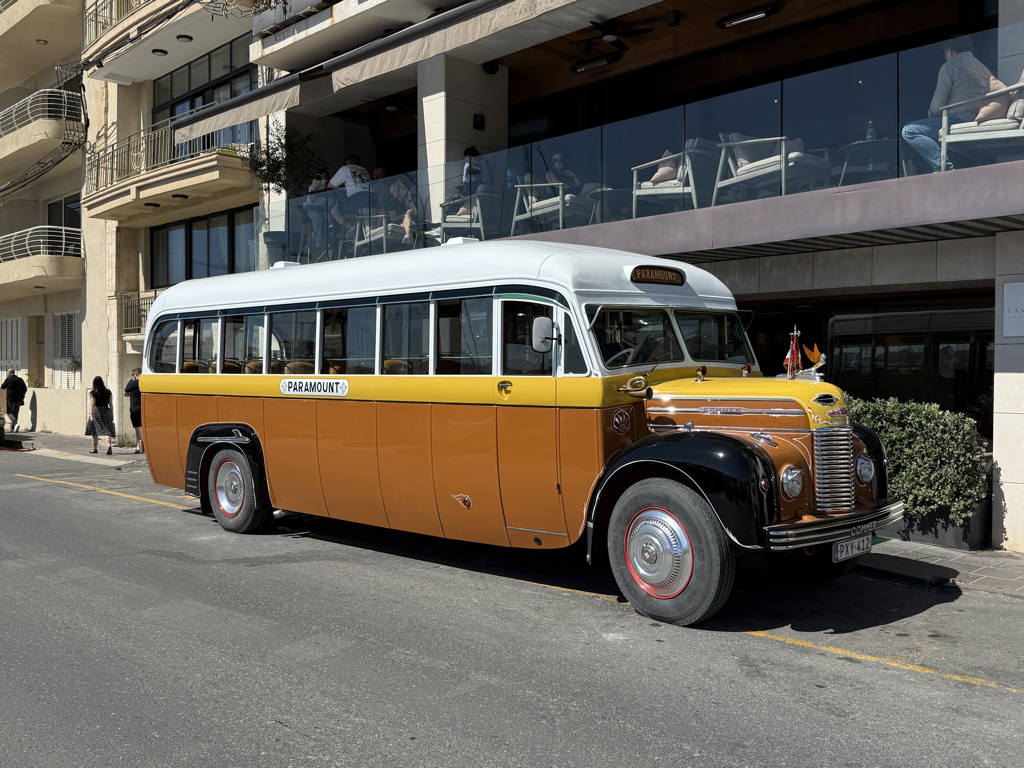Tradiční historický autobus