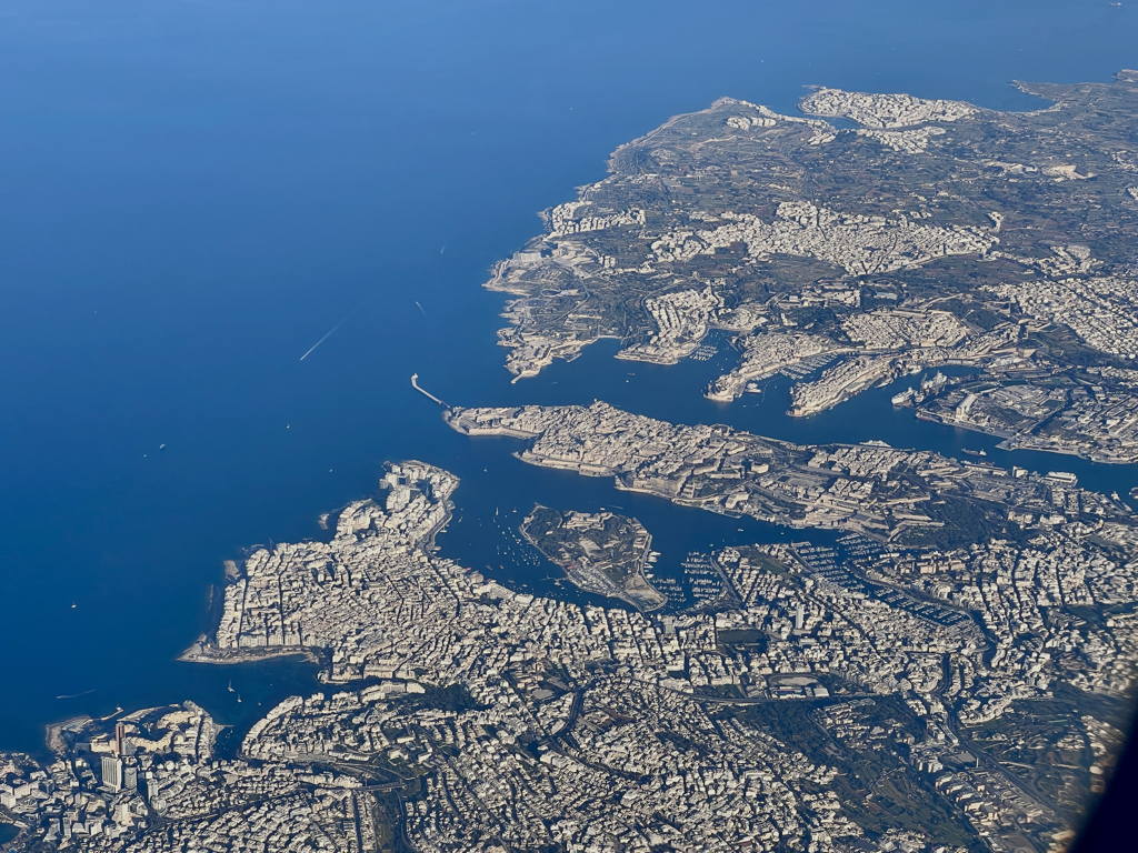 Letecký pohled na Maltu s Vallettou uprostřed